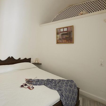 Cori Rigas Suites Фира Стая снимка