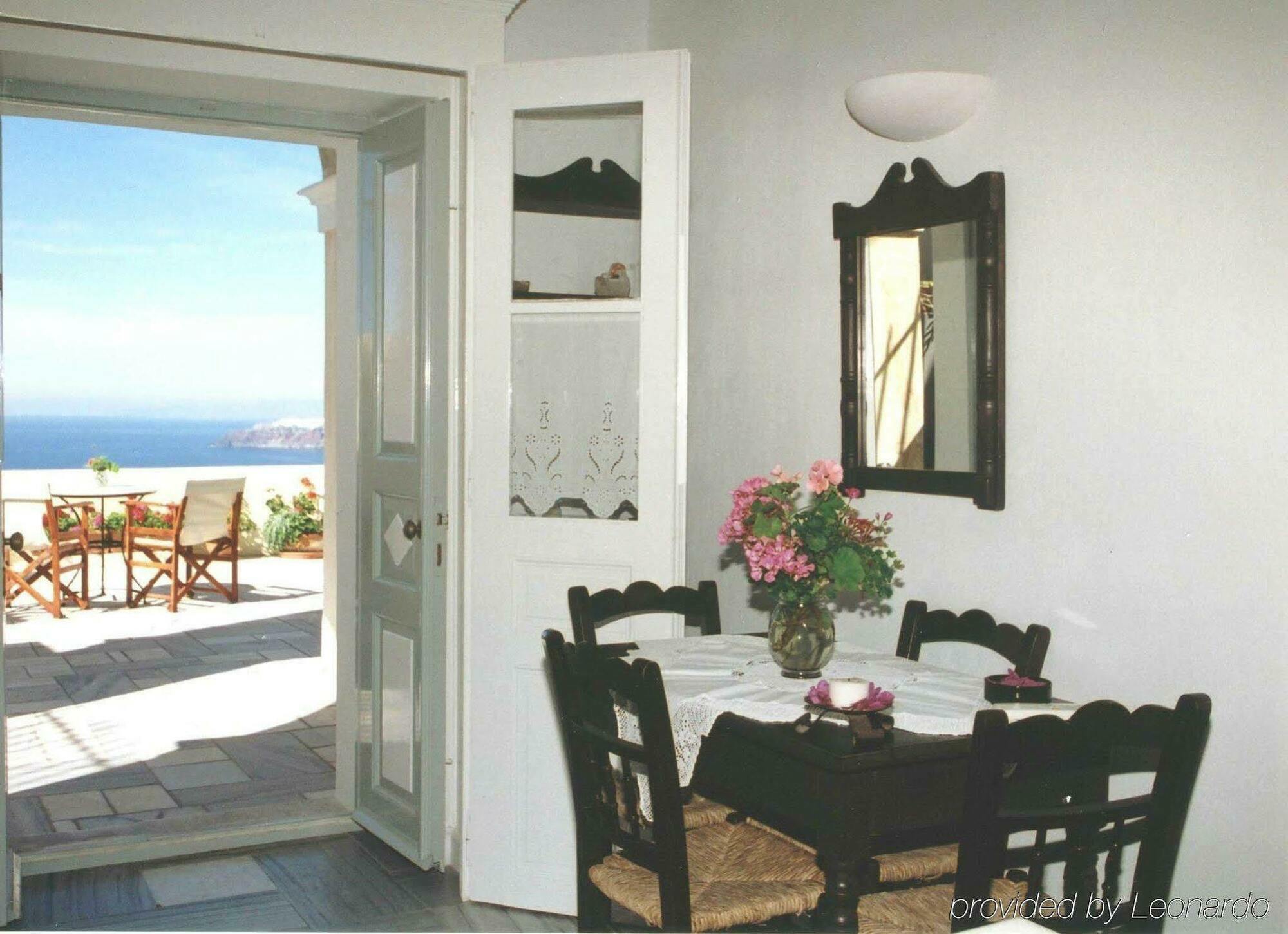Cori Rigas Suites Фира Стая снимка